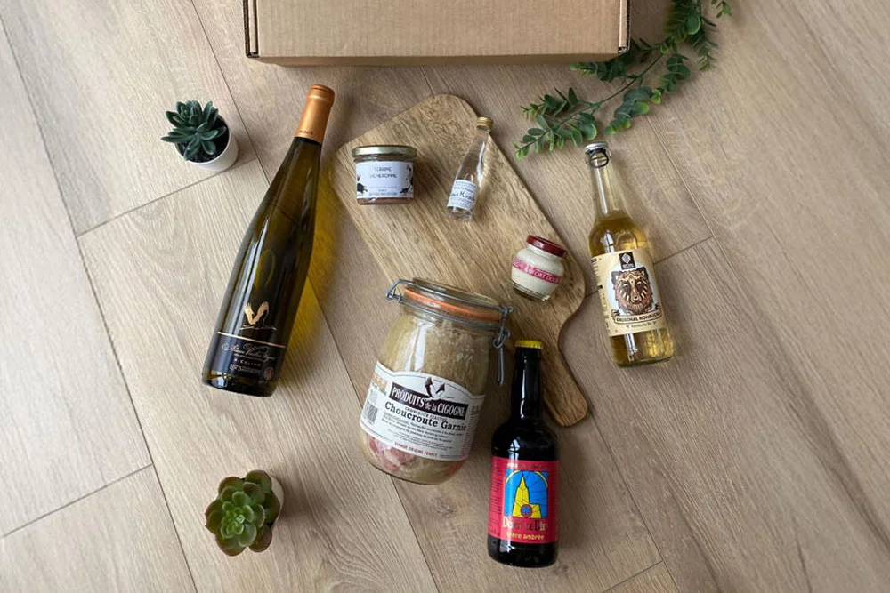 Image d'une apéro box Hopl'apéro contenant des produits alsaciens.