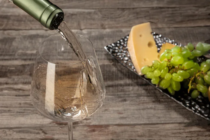 Sommelier sélectionnant des vins alsaciens pour une box apéro